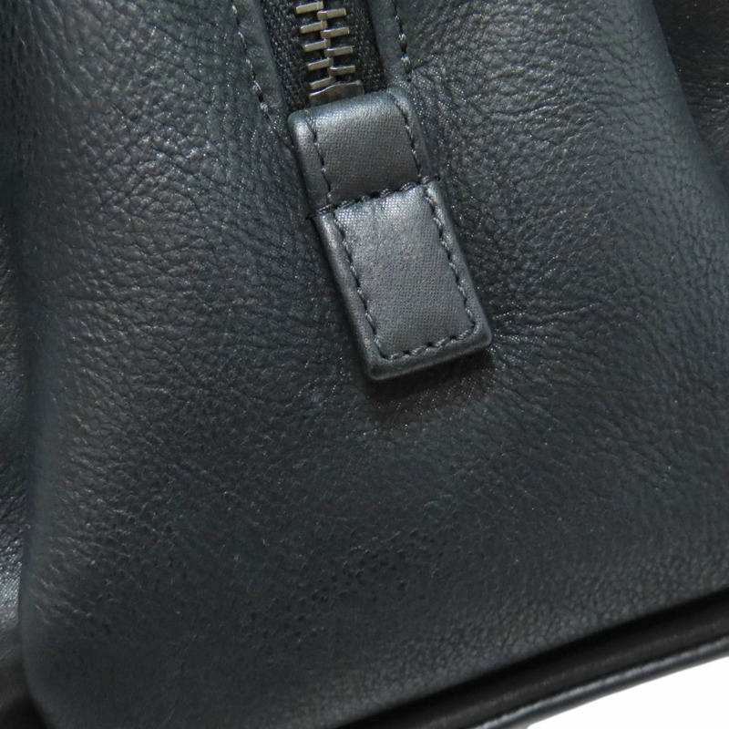 香奈兒 (Chanel) 女士鏈條肩背包，飾有 Coco 標誌和銀色五金配件，小牛皮材質，CHANEL-17