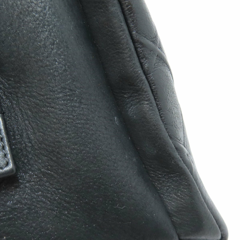 香奈兒 (Chanel) 女士鏈條肩背包，飾有 Coco 標誌和銀色五金配件，小牛皮材質，CHANEL-18