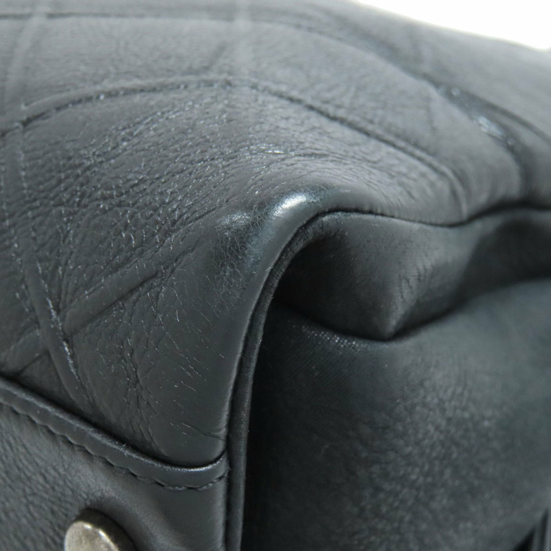 香奈兒 (Chanel) 女士鏈條肩背包，飾有 Coco 標誌和銀色五金配件，小牛皮材質，CHANEL-22