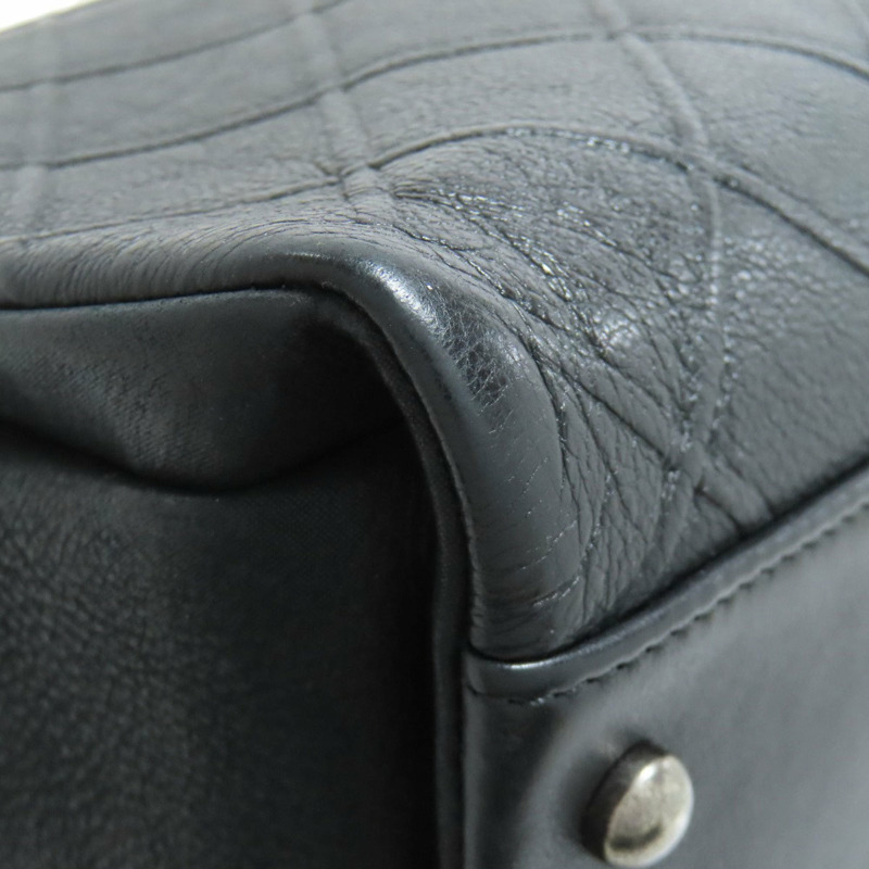 香奈兒 (Chanel) 女士鏈條肩背包，飾有 Coco 標誌和銀色五金配件，小牛皮材質，CHANEL-23