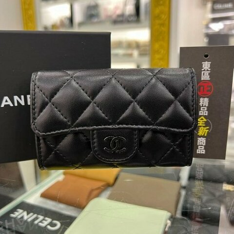 東區正精品㊣CHANEL AP0214 SO BLACK 全新香奈兒黑色羊皮黑釦釦子卡片夾零錢包 RZ4666