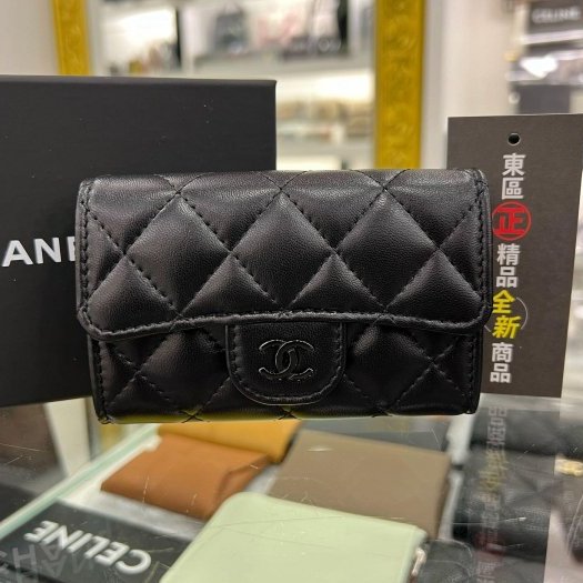 東區正精品㊣CHANEL AP0214 SO BLACK 全新香奈兒黑色羊皮黑釦釦子卡片夾零錢包 RZ4666-0