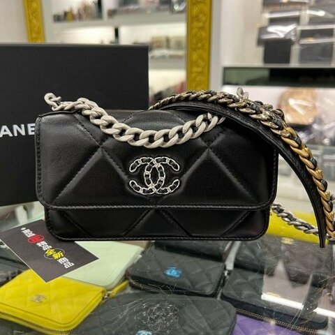 東區正精品㊣CHANEL19 Woc AP3067 全新香奈兒黑色大菱格紋山羊皮銀扣金銀鍊手提包斜背包手機包 RA1712