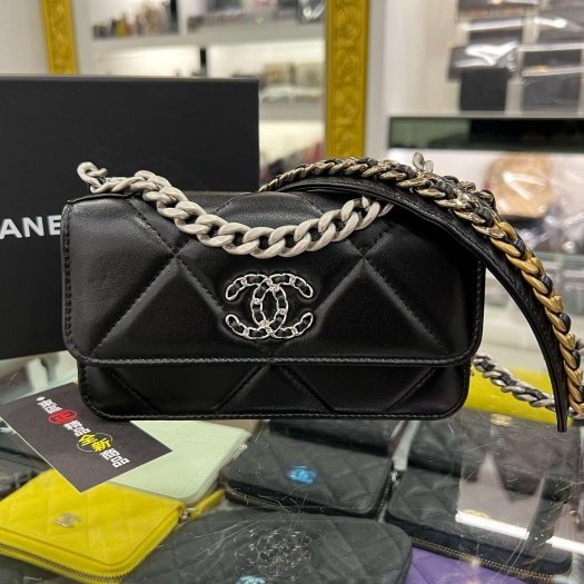 東區正精品㊣CHANEL19 Woc AP3067 全新香奈兒黑色大菱格紋山羊皮銀扣金銀鍊手提包斜背包手機包 RA1712-0