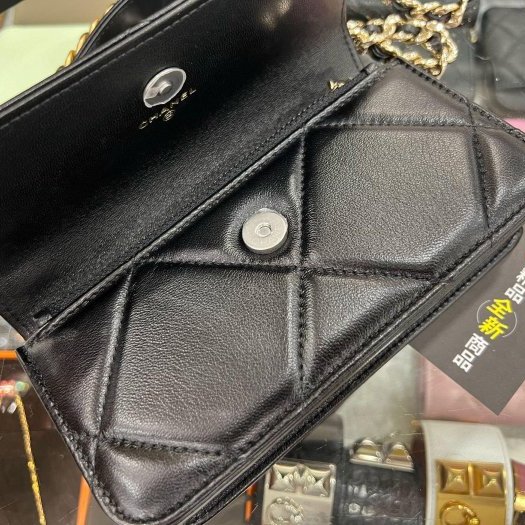 東區正精品㊣CHANEL19 Woc AP3067 全新香奈兒黑色大菱格紋山羊皮銀扣金銀鍊手提包斜背包手機包 RA1712-2