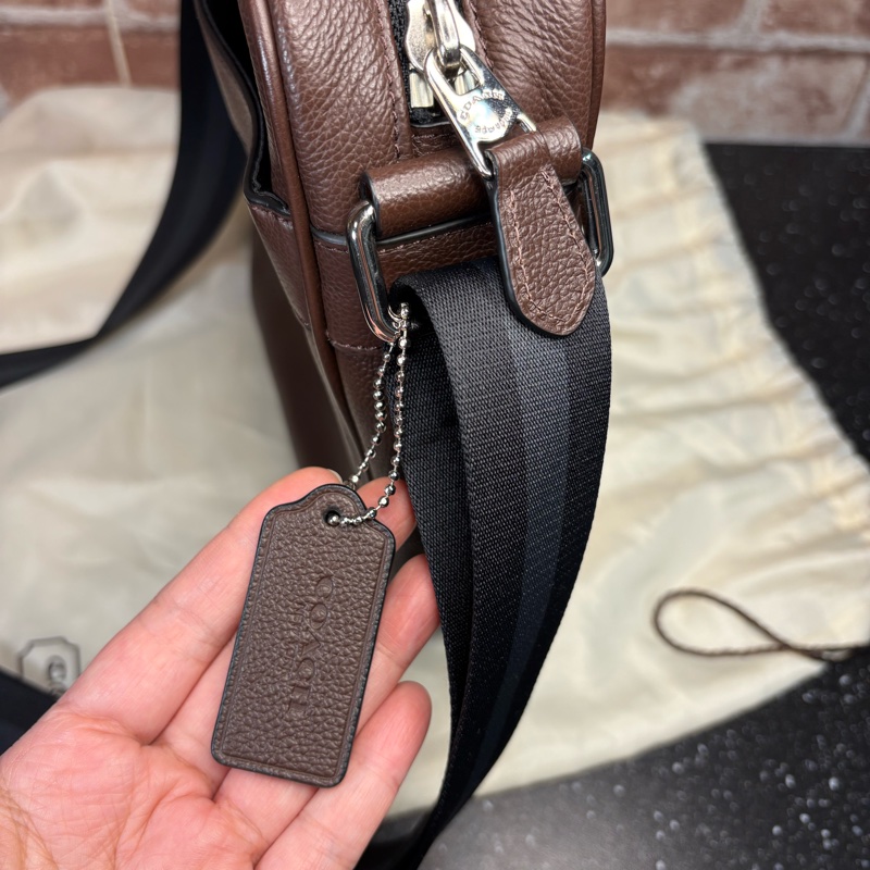 美國購買 正牌Coach 包包 男士斜背包 拉鍊款 咖啡色款-3