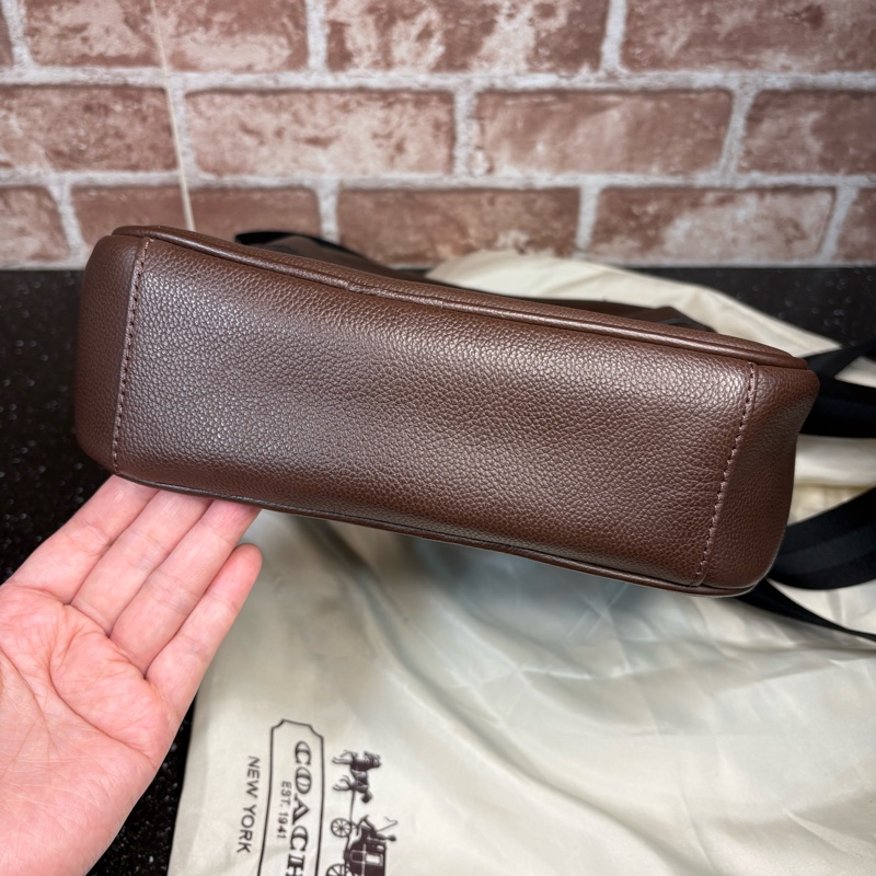 美國購買 正牌Coach 包包 男士斜背包 拉鍊款 咖啡色款-6