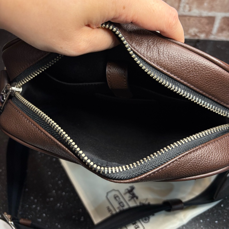 美國購買 正牌Coach 包包 男士斜背包 拉鍊款 咖啡色款-8