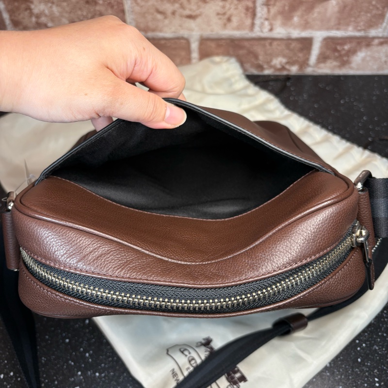 美國購買 正牌Coach 包包 男士斜背包 拉鍊款 咖啡色款-9