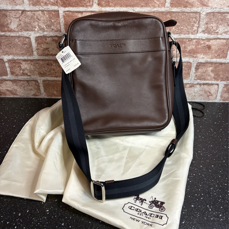 美國購買 正牌Coach 包包 男士斜背包 拉鍊款 咖啡色款-10