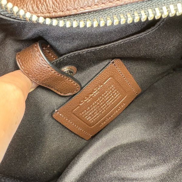 美國購買 正牌Coach 包包 男士斜背包 拉鍊款 咖啡色款-13