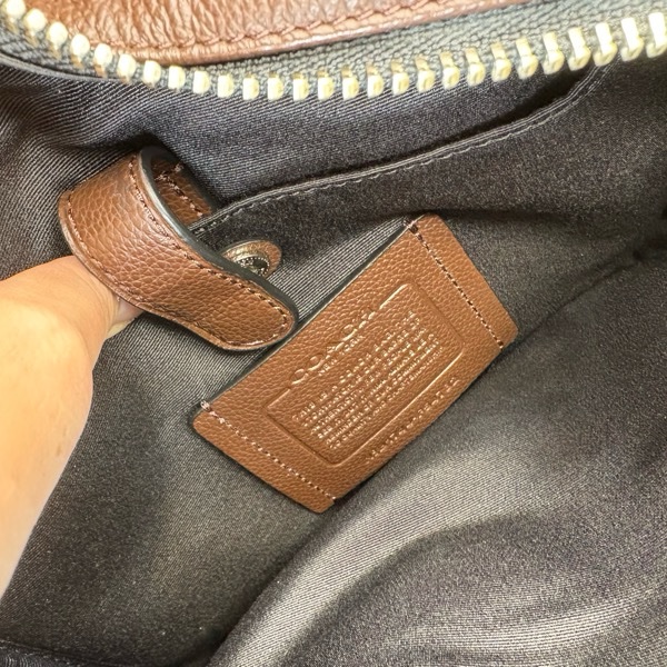 美國購買 正牌Coach 包包 男士斜背包 拉鍊款 咖啡色款-18