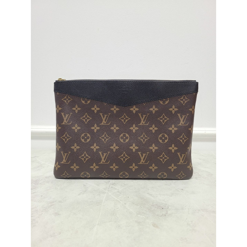 【包稅】LOUIS VUITTON 黑色字母圖案日常手拿包-0