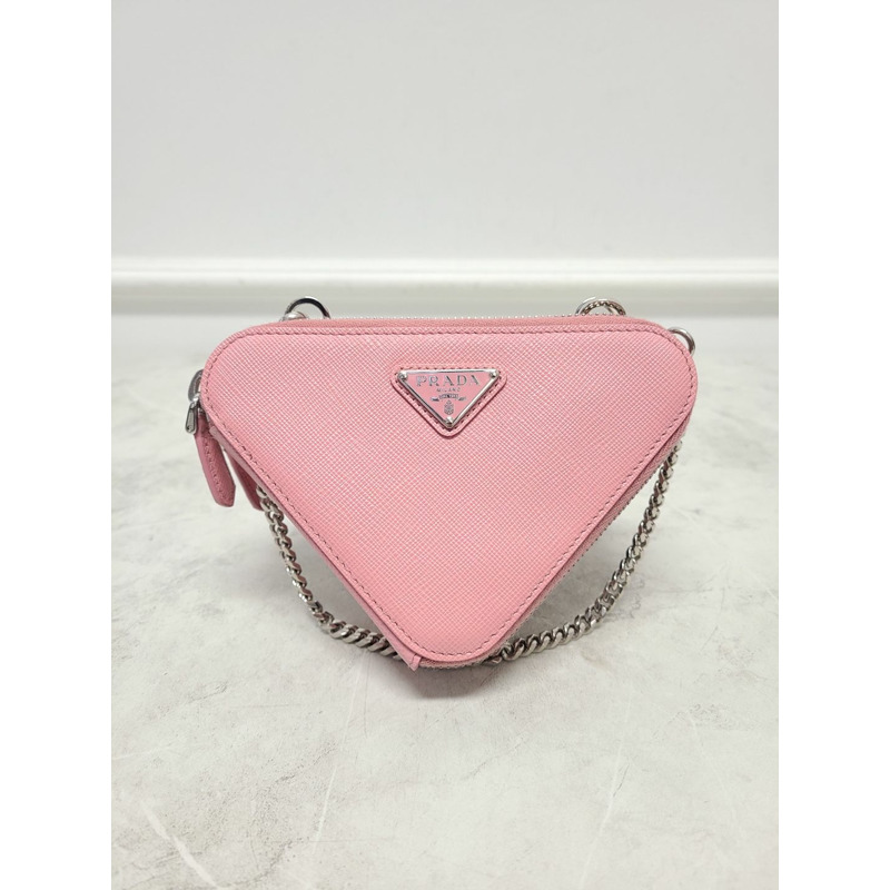 【包稅】PRADA 粉紅 Saffiano 三角形皮革迷你斜背包-0