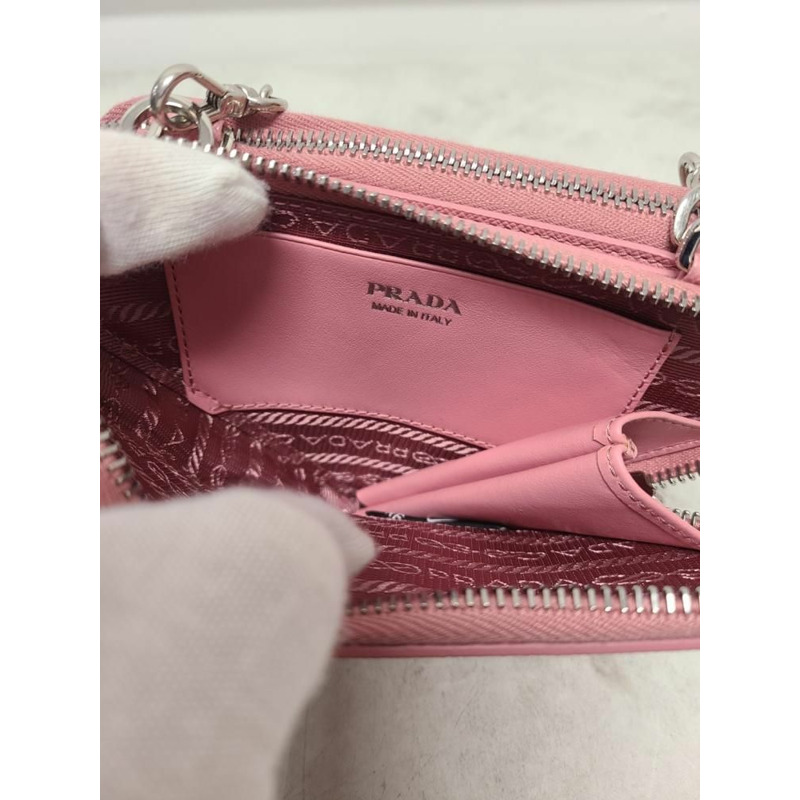 【包稅】PRADA 粉紅 Saffiano 三角形皮革迷你斜背包-4