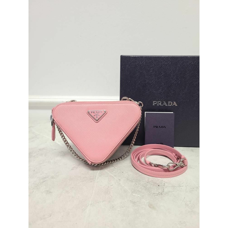 【包稅】PRADA 粉紅 Saffiano 三角形皮革迷你斜背包-6