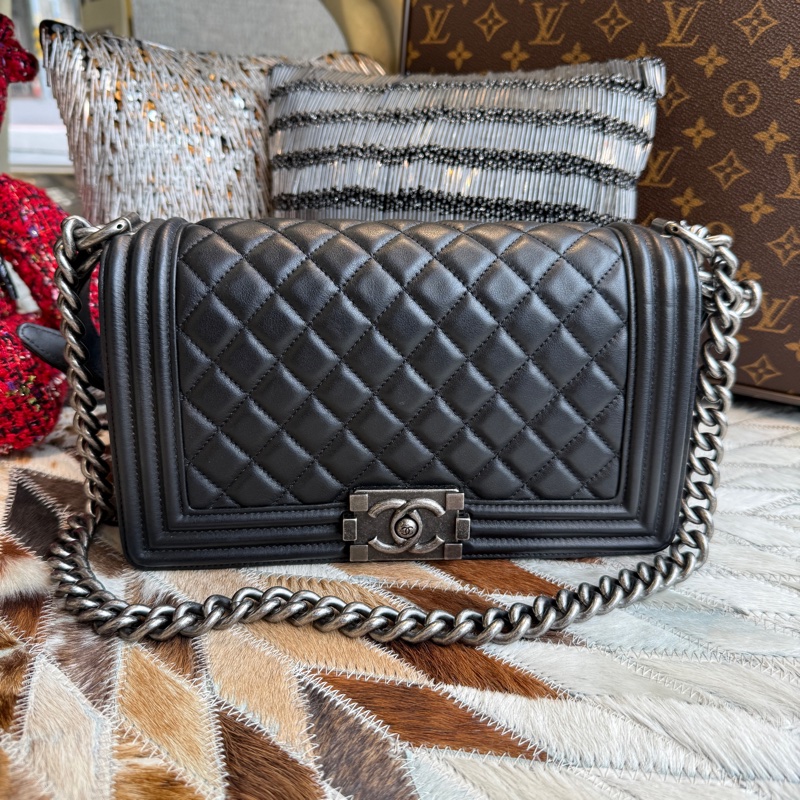 CHANEL菱格紋小牛皮BOY鏈包霧銀25CM-0