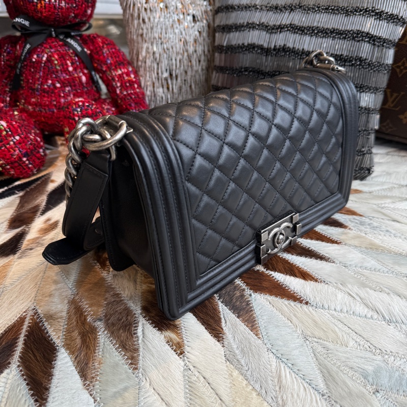 CHANEL菱格紋小牛皮BOY鏈包霧銀25CM-1