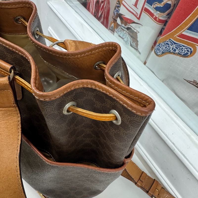 Celine 水桶包 金幣扣老花側背包 思琳-12