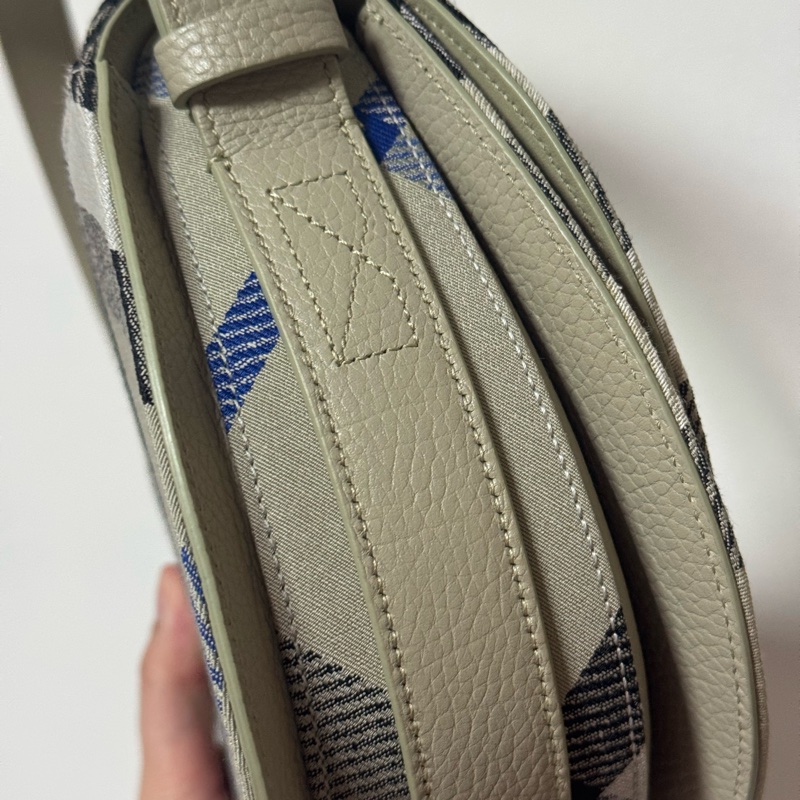 Burberry rocking horse 格紋肩背包，全新未使用，小款的非迷你款-3