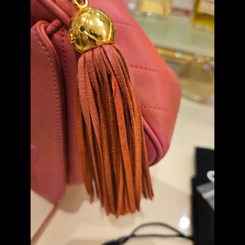 Chanel 小羊皮 鮭魚粉古董相機包-15