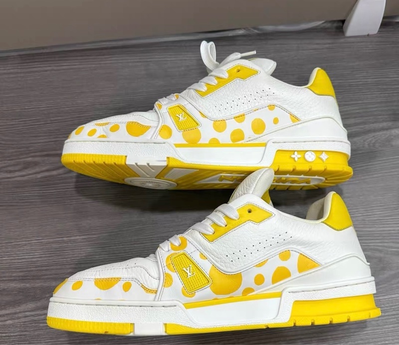 98新LV碼草間彌生 鞋面成色很新 尺寸42.5 =8.5-3