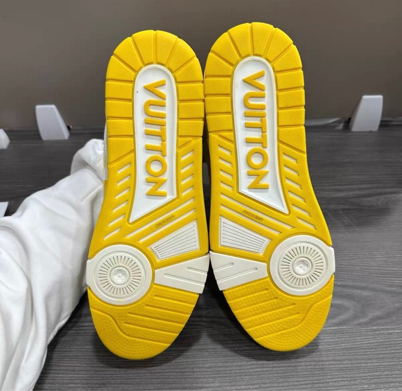 98新LV碼草間彌生 鞋面成色很新 尺寸42.5 =8.5-4