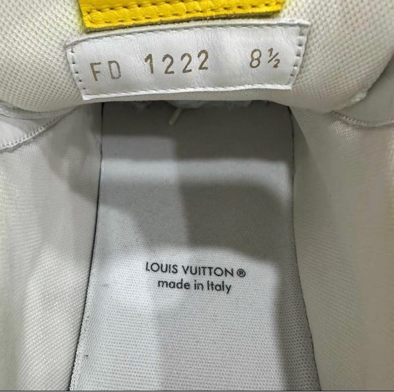 98新LV碼草間彌生 鞋面成色很新 尺寸42.5 =8.5-6