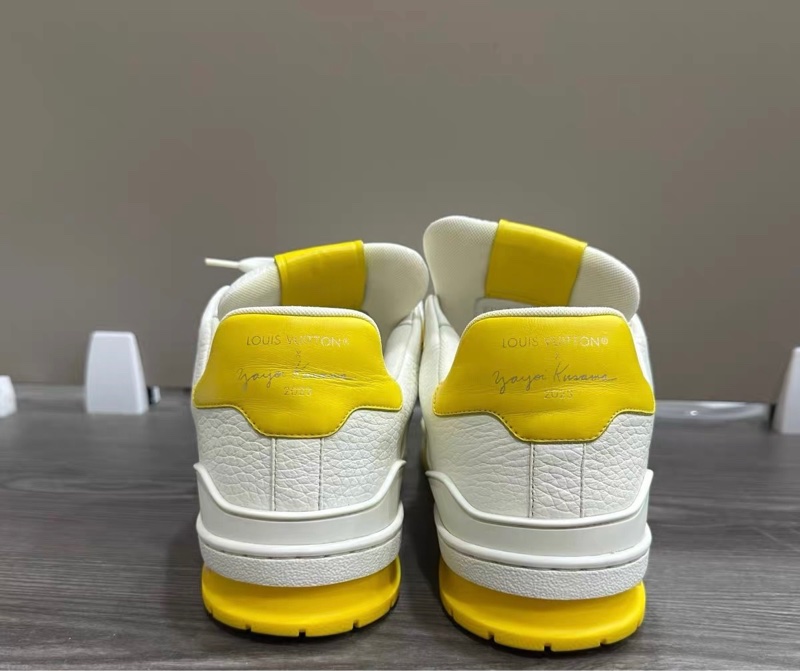 98新LV碼草間彌生 鞋面成色很新 尺寸42.5 =8.5-12