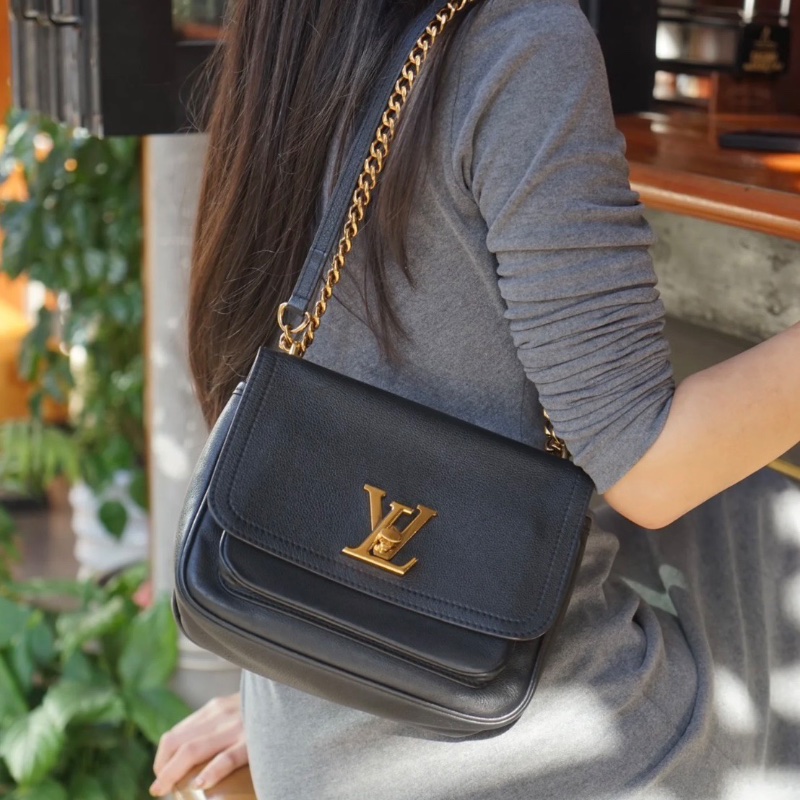 LV 黑金lockme chain全皮顆粒牛皮郵差包小號 芯片款22*16*8  98新配件塵袋-0
