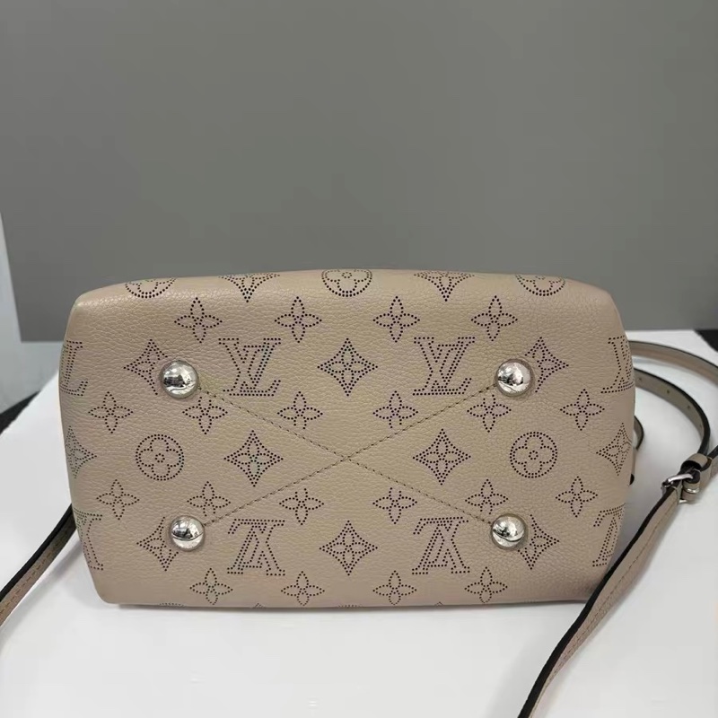 【98新 ✨ 全網最低價！】LV bella月光女神 鏤空水桶包 大象灰 牛皮 缺少零錢包-1