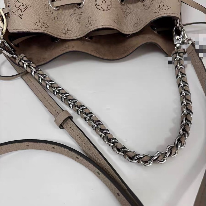 【98新 ✨ 全網最低價！】LV bella月光女神 鏤空水桶包 大象灰 牛皮 缺少零錢包-13