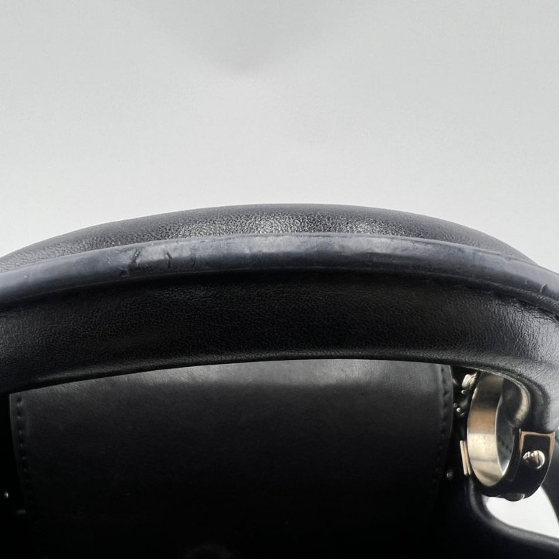 路易威登 Capucines 系列限定款手提包-4