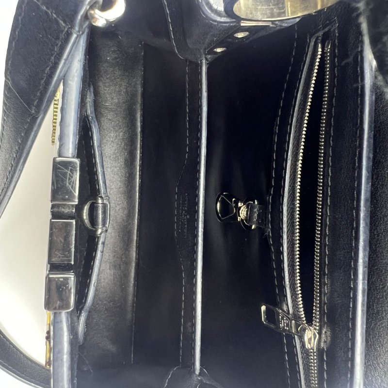 路易威登 Capucines 系列限定款手提包-14