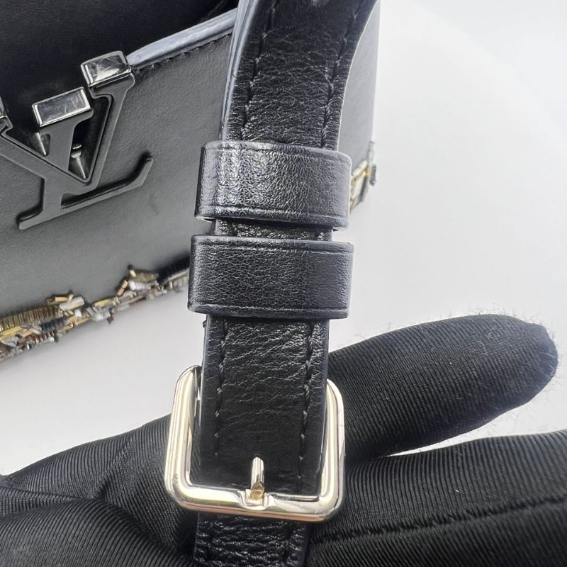 路易威登 Capucines 系列限定款手提包-18