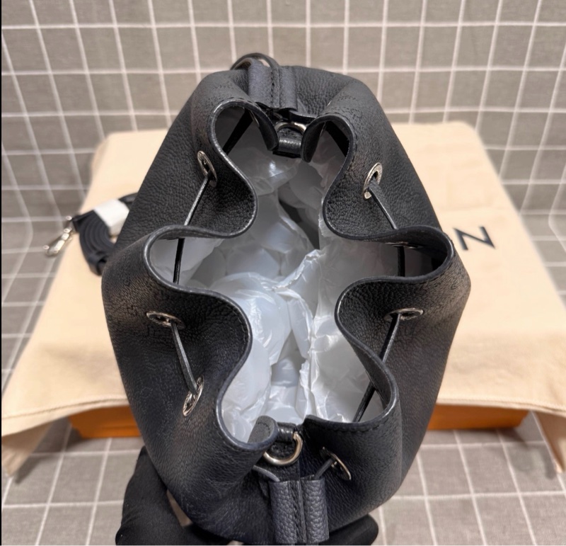 【98%新 ✨ 全網最低價！】LV bella 月光女神 鏤芯 水桶包 黑色牛皮 晶片款-1