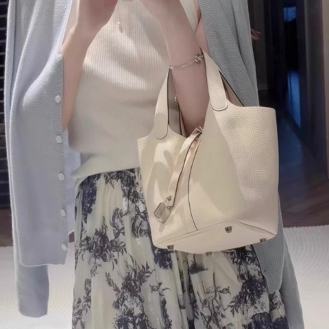 【92%新 ✨ 全網最低價！】中古  Hermes 愛馬仕 Picotin 18 菜籃子/水桶 純白01色 銀扣 框H