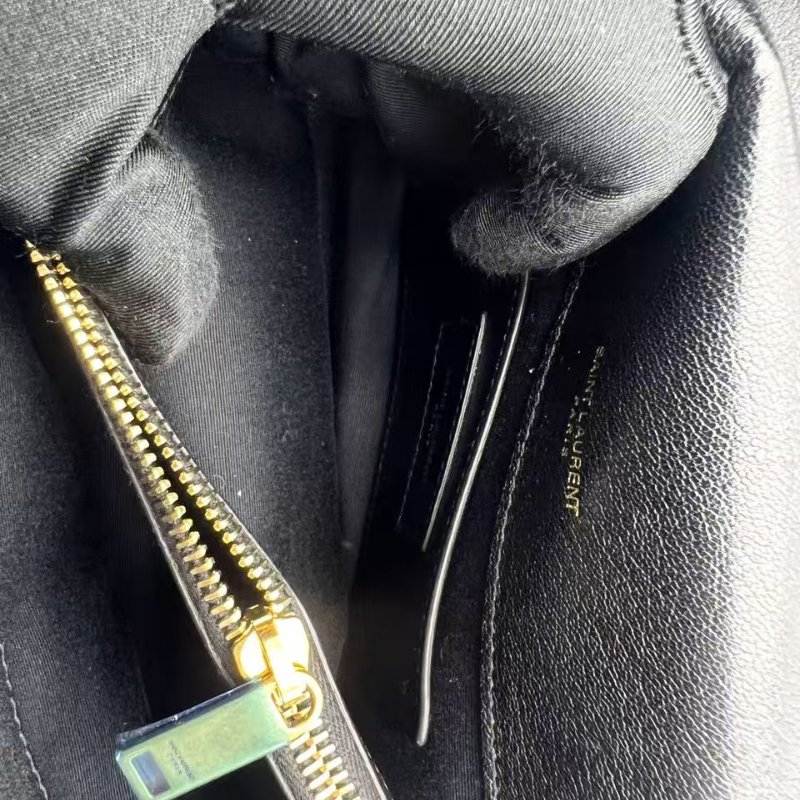 伊夫聖羅蘭 Loulou 系列衍縫斜背包-15