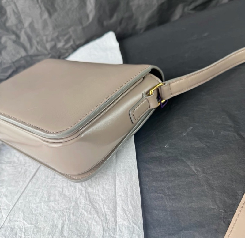 【95%新 ✨ 全網最低價！】Celine Teen 凱旋門 大象灰色 金扣 豆腐包-4