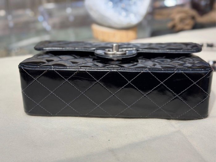 CHANEL 黑色漆皮 涼皮 雙蓋 皮穿練 coco 25cm 肩背包 側背包 斜背包 #割愛收藏46800 vintage 85新  正常使用痕跡  這個專櫃現在現在同系列新款要40萬 🛫-9