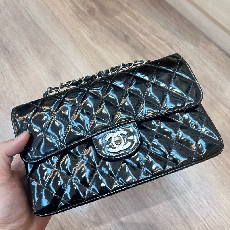 CHANEL 黑色漆皮 涼皮 雙蓋 皮穿練 coco 25cm 肩背包 側背包 斜背包 #割愛收藏 vintage 85新 正常使用痕跡 這個專櫃現在現在同系列新款要40萬 🛫-15