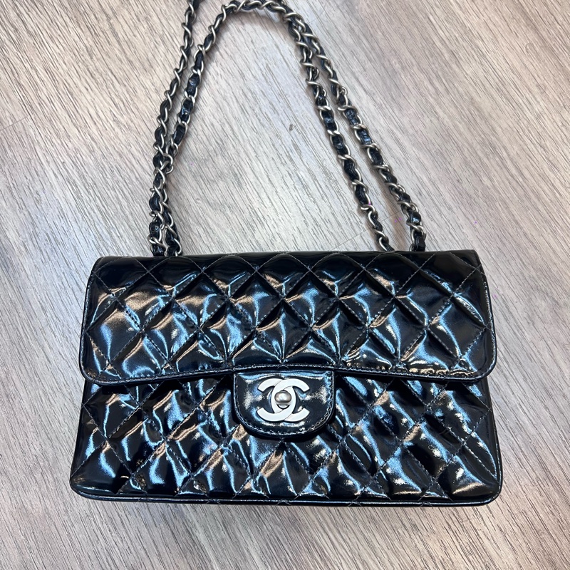 CHANEL 黑色漆皮 涼皮 雙蓋 皮穿練 coco 25cm 肩背包 側背包 斜背包 #割愛收藏 vintage 85新 正常使用痕跡 這個專櫃現在現在同系列新款要40萬 🛫-16