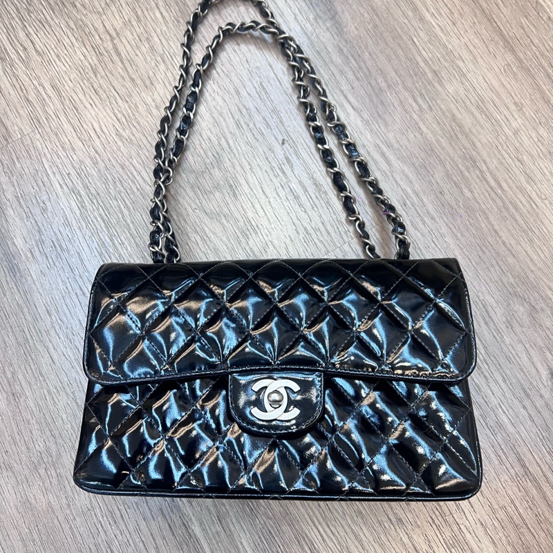CHANEL 黑色漆皮 涼皮 雙蓋 皮穿練 coco 25cm 肩背包 側背包 斜背包 #割愛收藏 vintage 85新 正常使用痕跡 這個專櫃現在現在同系列新款要40萬 🛫-17