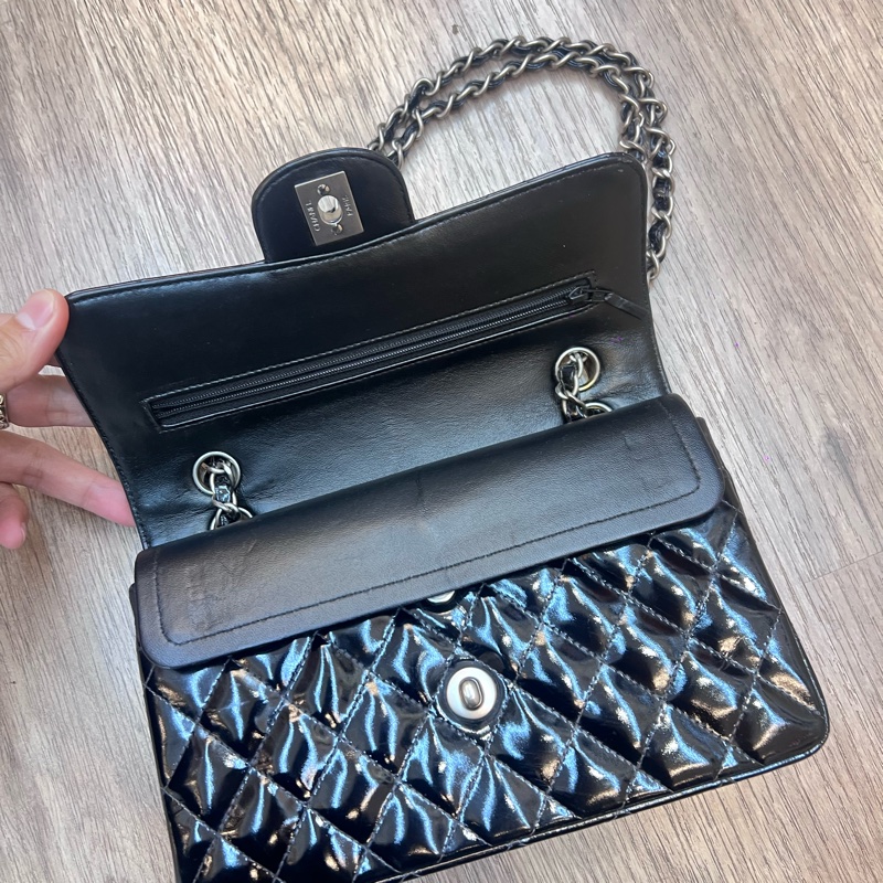 CHANEL 黑色漆皮 涼皮 雙蓋 皮穿練 coco 25cm 肩背包 側背包 斜背包 #割愛收藏 vintage 85新 正常使用痕跡 這個專櫃現在現在同系列新款要40萬 🛫-20