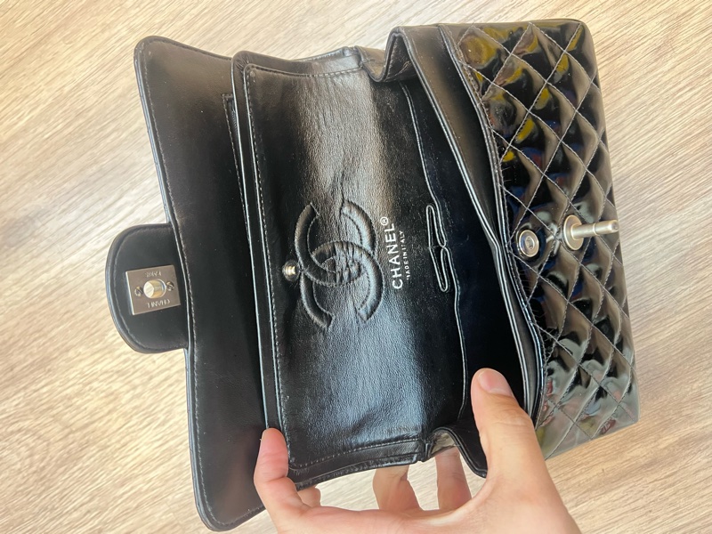 CHANEL 黑色漆皮 涼皮 雙蓋 皮穿練 coco 25cm 肩背包 側背包 斜背包 #割愛收藏 vintage 85新 正常使用痕跡 這個專櫃現在現在同系列新款要40萬 🛫-21