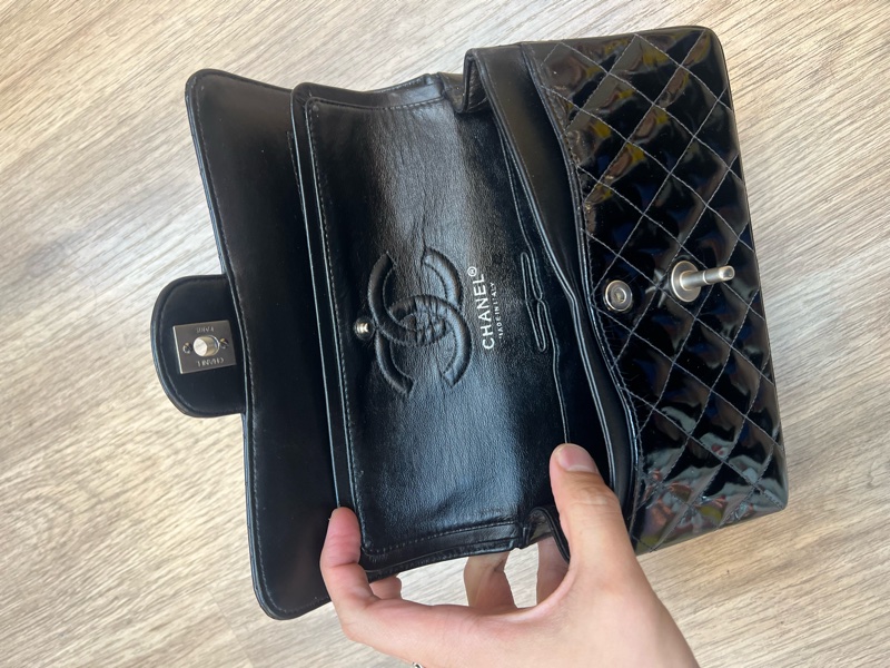 CHANEL 黑色漆皮 涼皮 雙蓋 皮穿練 coco 25cm 肩背包 側背包 斜背包 #割愛收藏 vintage 85新 正常使用痕跡 這個專櫃現在現在同系列新款要40萬 🛫-22