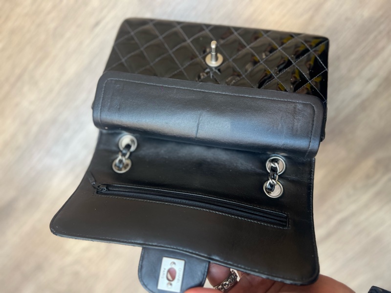 CHANEL 黑色漆皮 涼皮 雙蓋 皮穿練 coco 25cm 肩背包 側背包 斜背包 #割愛收藏 vintage 85新 正常使用痕跡 這個專櫃現在現在同系列新款要40萬 🛫-25