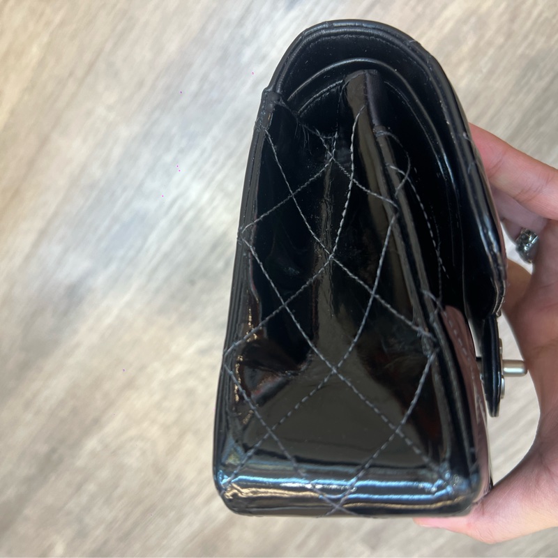 CHANEL 黑色漆皮 涼皮 雙蓋 皮穿練 coco 25cm 肩背包 側背包 斜背包 #割愛收藏 vintage 85新 正常使用痕跡 這個專櫃現在現在同系列新款要40萬 🛫-27