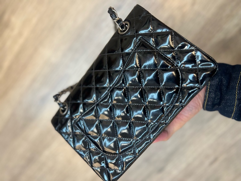 CHANEL 黑色漆皮 涼皮 雙蓋 皮穿練 coco 25cm 肩背包 側背包 斜背包 #割愛收藏 vintage 85新 正常使用痕跡 這個專櫃現在現在同系列新款要40萬 🛫-31