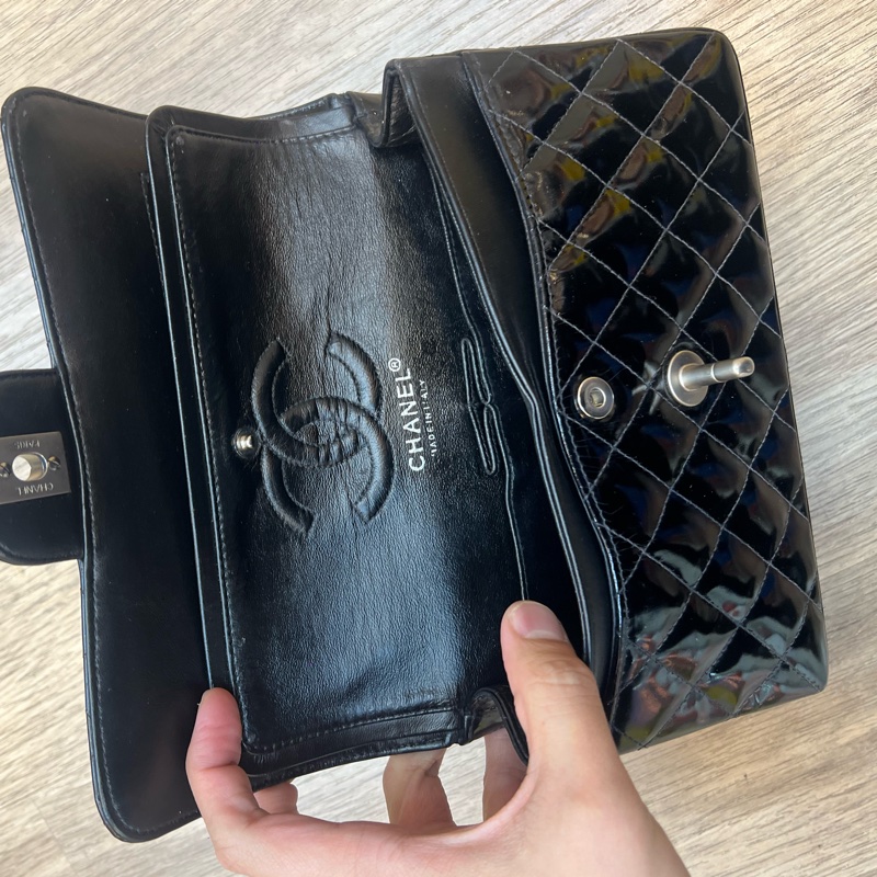 CHANEL 黑色漆皮 涼皮 雙蓋 皮穿練 coco 25cm 肩背包 側背包 斜背包 #割愛收藏 vintage 85新 正常使用痕跡 這個專櫃現在現在同系列新款要40萬 🛫-32